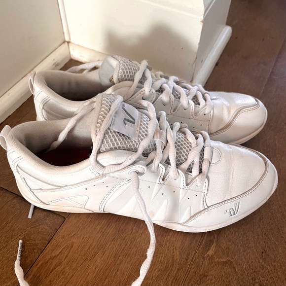 Varsity Brand like new White Cheer Shoes Girls size 7 - Picture 1 of 4